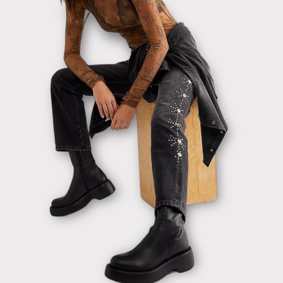 Free People Copper Studded Mid-Rise Boyfriend Jeans Black NWT - Picture 1 of 16